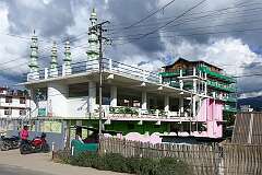 Hapoli Masjid, the mosque along Mahatma Gandhi Road.