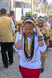 Nada Yami carrying a basket of rice for her in-laws, while her friends and relatives also share a basket full of rice as a blessing to the bride and bridegroom.