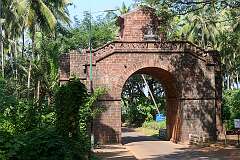 The Arch of the Viceroys, erected in 1599 by Viceroy Francisco da Gama, the grandson of Vasco da Gama, to mark the Portuguese conquest of Goa. The statue on the façade is of St. Catherine.