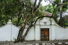 A gate with the logo of the Dutch VOC (Vereenigde Oost-Indische Compagnie) and the date 1740, on Ridsdale Road, Fort Kochi.