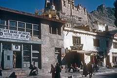 The State Bank of India and Leh Palace, the former royal palace overlooking Leh. It was constructed circa 1600 by Sengge Namgyal. Next to it is the Namgyal Stupa (chorten).
