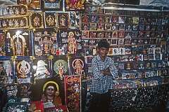Selling religious pictures and objects near the Dhandayuthapani Swamy Temple above the town of Palani.