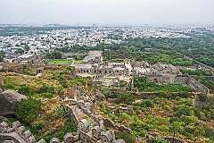 VView from the Baradari (Darbar Hall) to the ruined city at Golconda Fort, with Hyderabad on the horizon. The Qutb Shahi sultans ruled Golconda for 171 years, until the Mughal Empire under Aurangzeb conquered the Deccan in 1687 and deposed the last king.